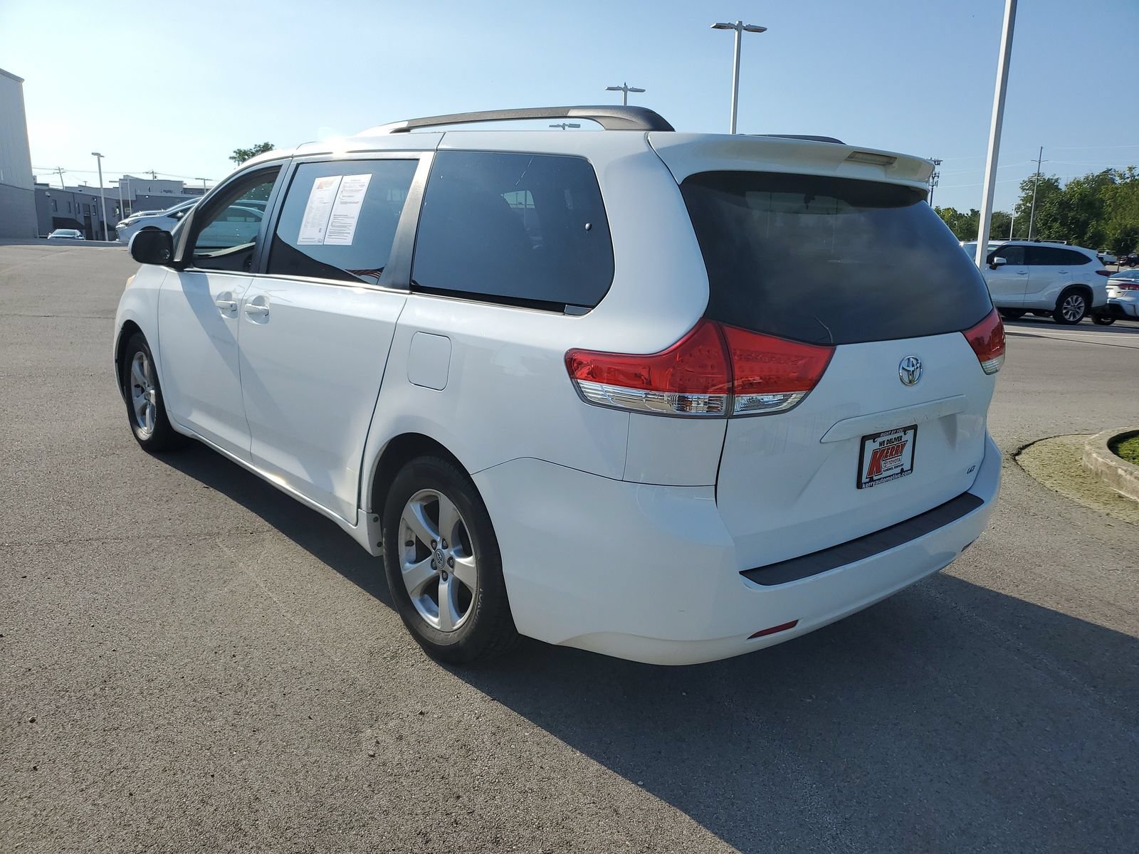 Used 2011 Toyota Sienna LE w/ Towing Pkg FWD image 3