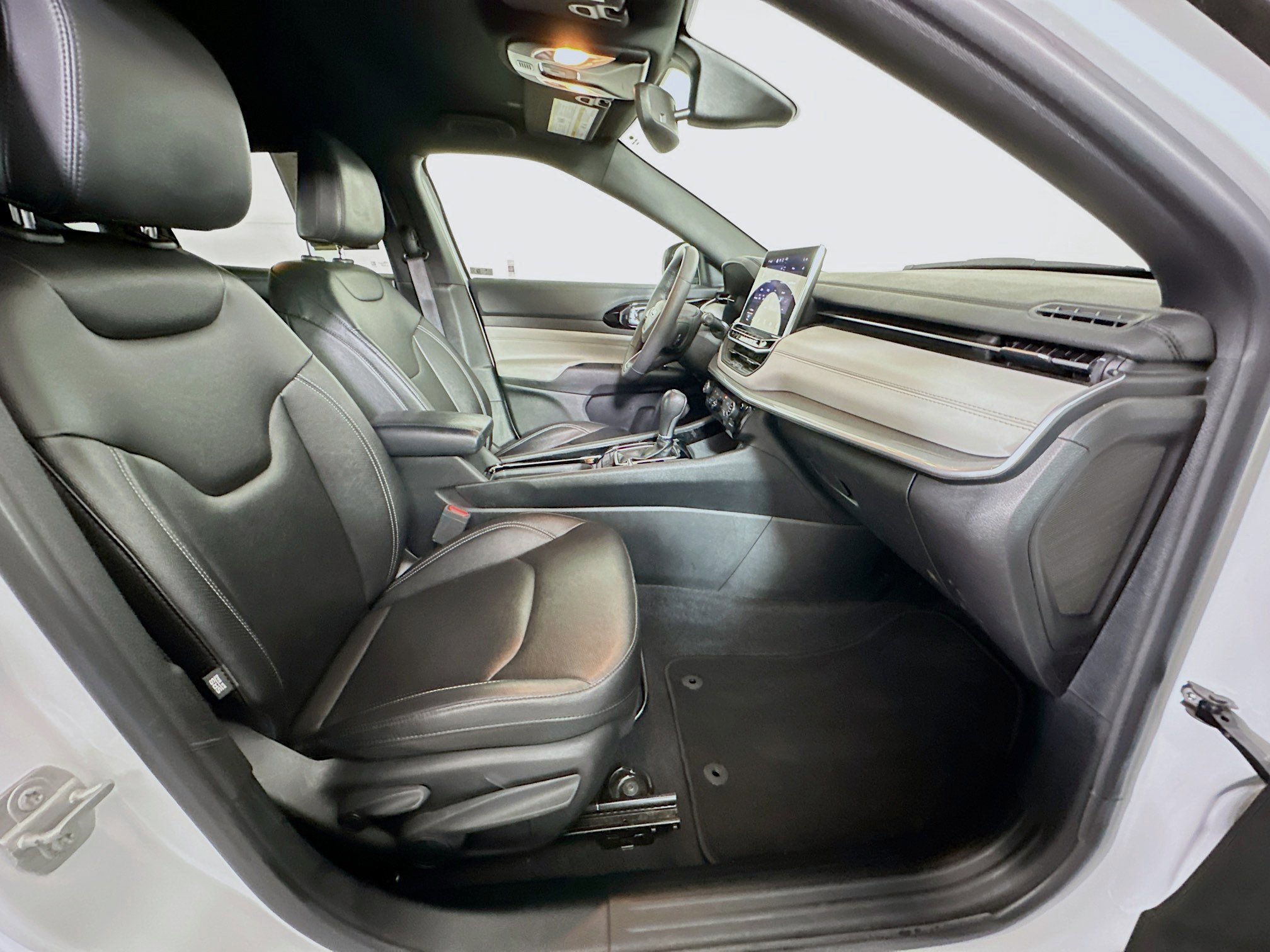 Used 2025 Jeep Compass Limited image 29