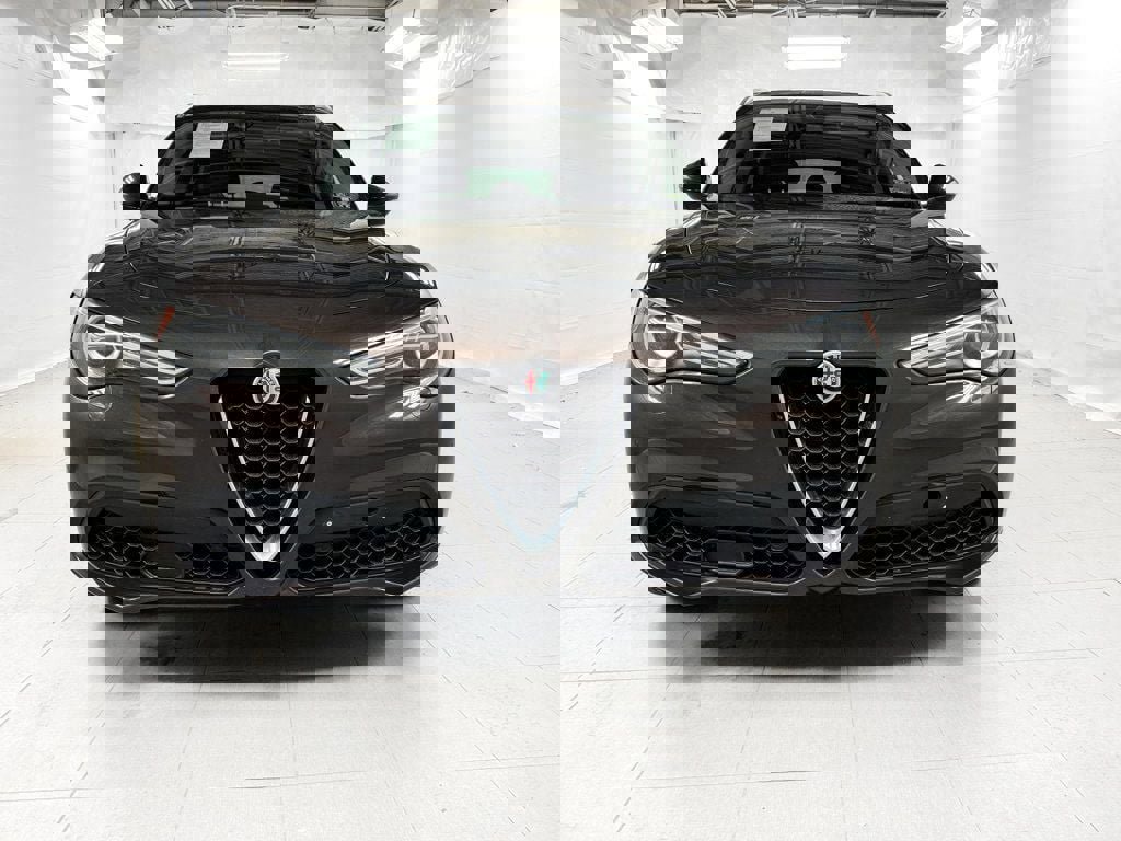 Used 2018 Alfa Romeo Stelvio AWD image 2