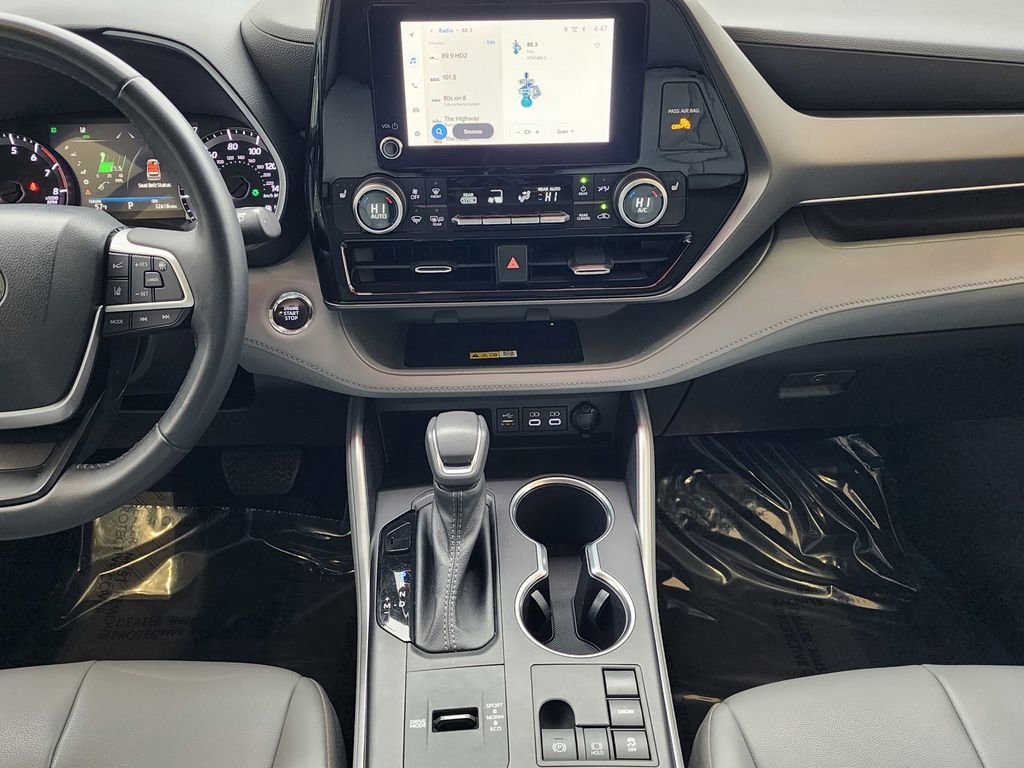 Used 2023 Toyota Highlander XLE FWD image 12