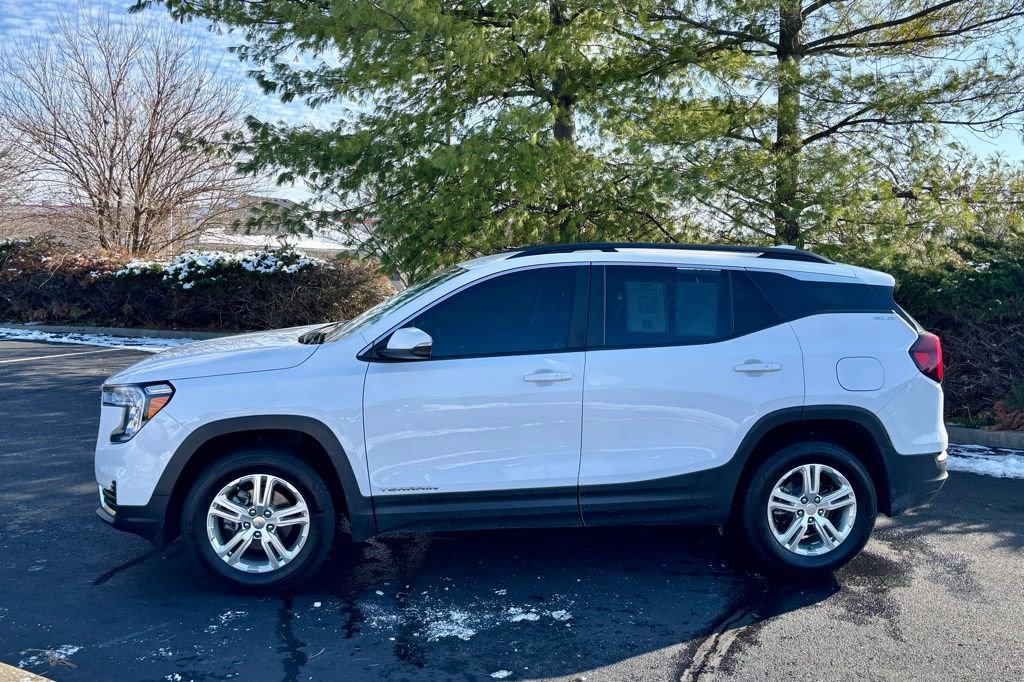 Used 2022 GMC Terrain SLE w/ Driver Convenience Package image 3