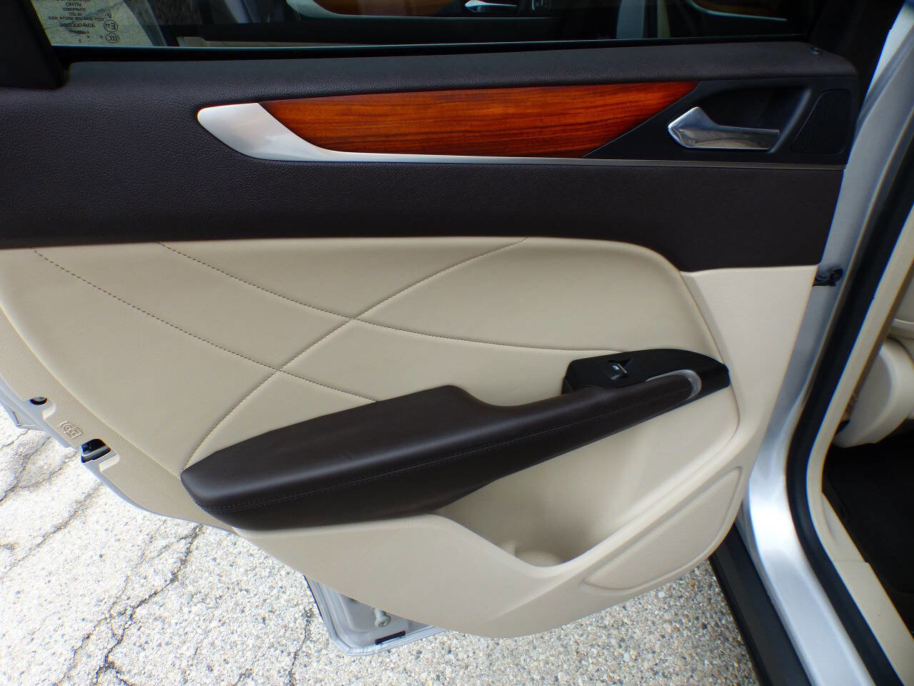 Used 2019 Lincoln MKC Select w/ Select Plus Package image 18