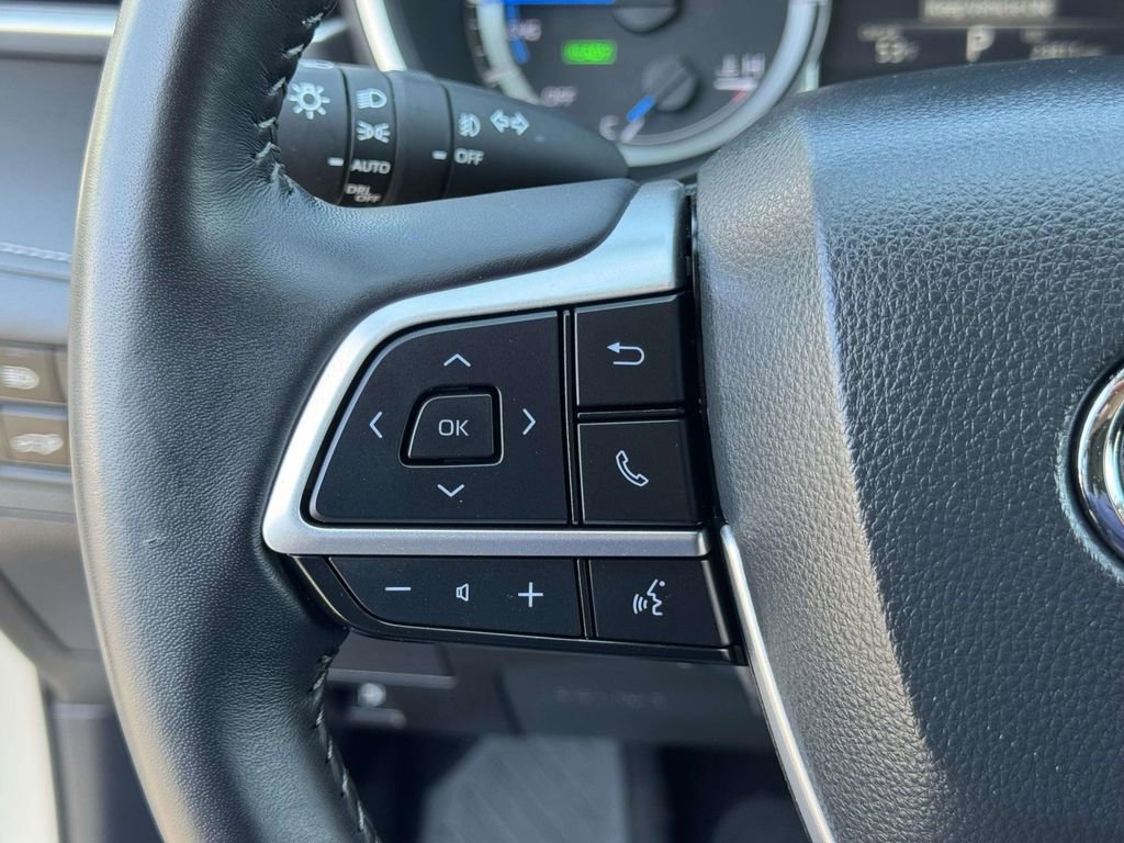 Used 2024 Toyota Highlander XLE image 11