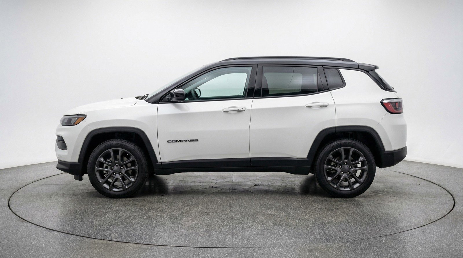 Used 2025 Jeep Compass Trailhawk image 5