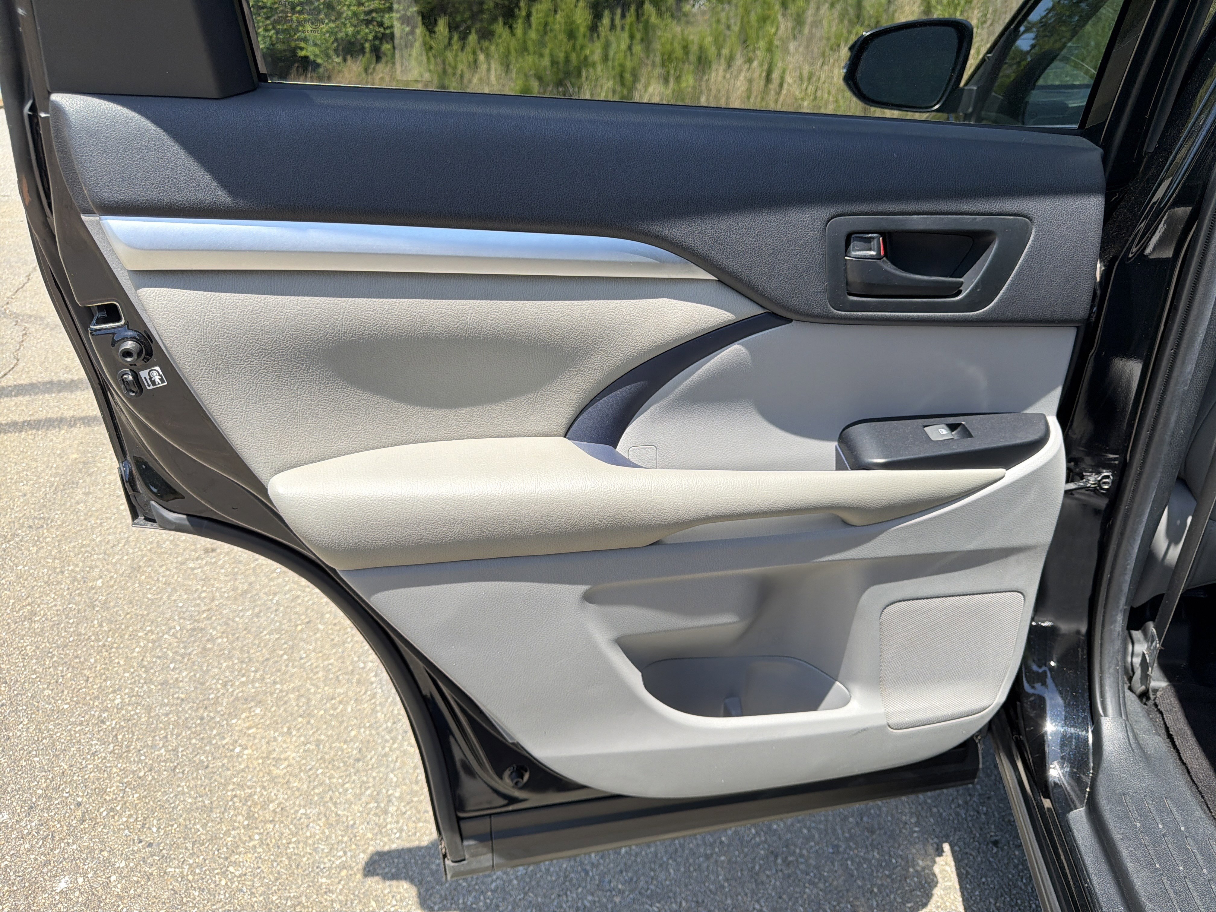 Used 2019 Toyota Highlander LE FWD image 21