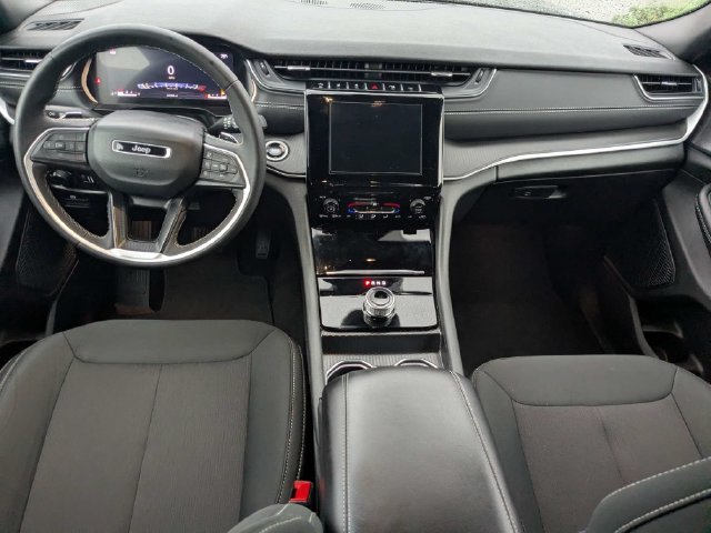 Used 2025 Jeep Grand Cherokee Laredo X RWD image 16