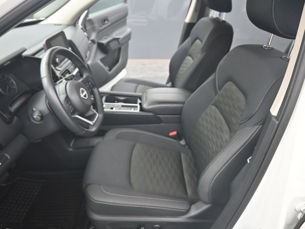 Used 2025 Nissan Pathfinder SV FWD image 9