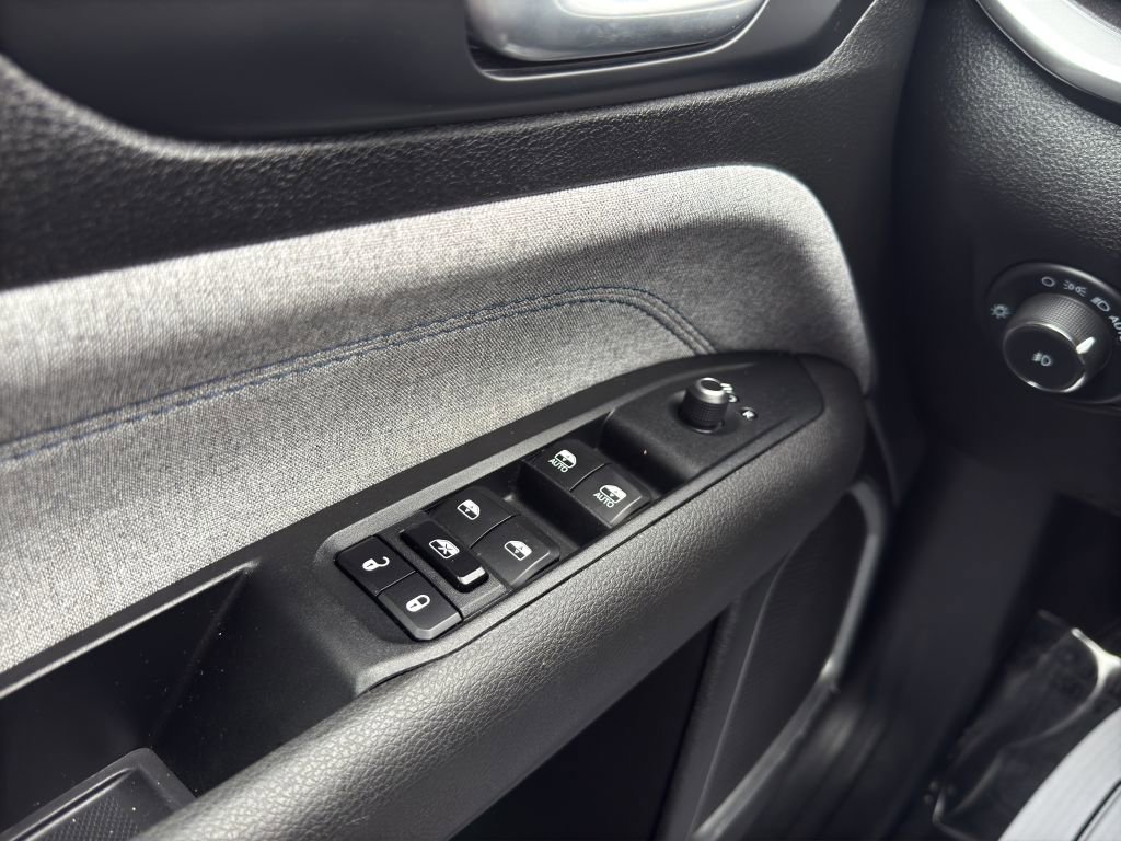 Used 2024 Jeep Compass Latitude image 11