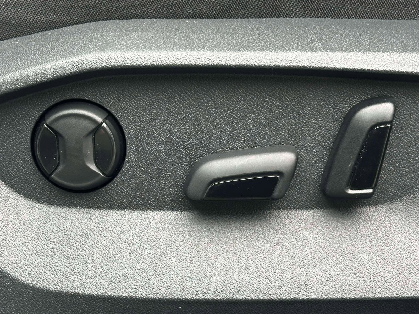 Certified 2022 Volkswagen Taos SE w/ Panoramic Sunroof Package image 16