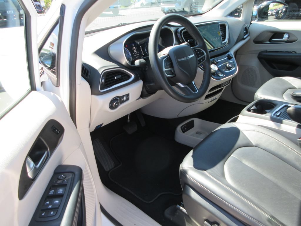 Used 2024 Chrysler Pacifica Touring-L FWD image 12