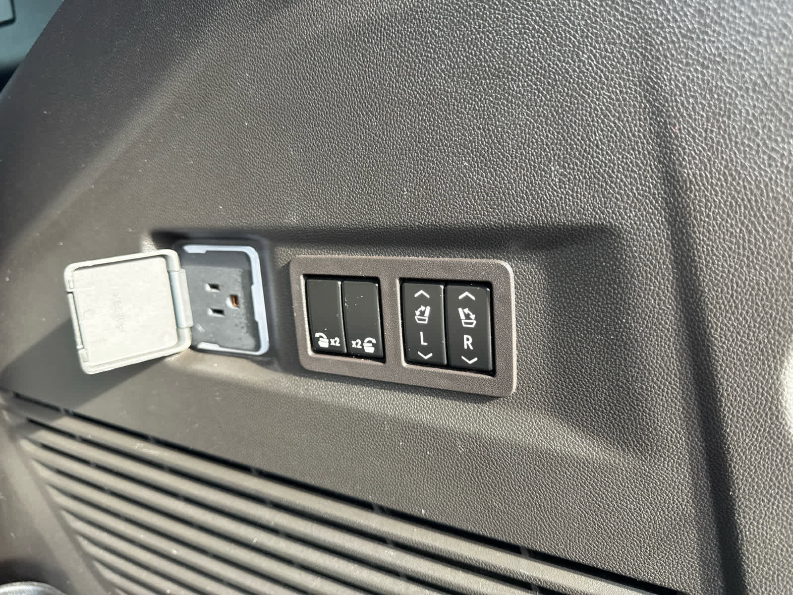 Used 2023 Chevrolet Tahoe High Country image 35