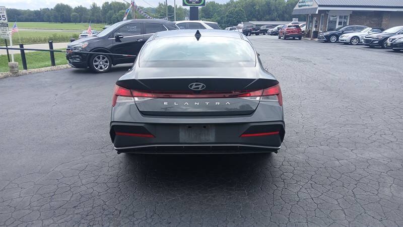 Used 2024 Hyundai Elantra SEL FWD image 3