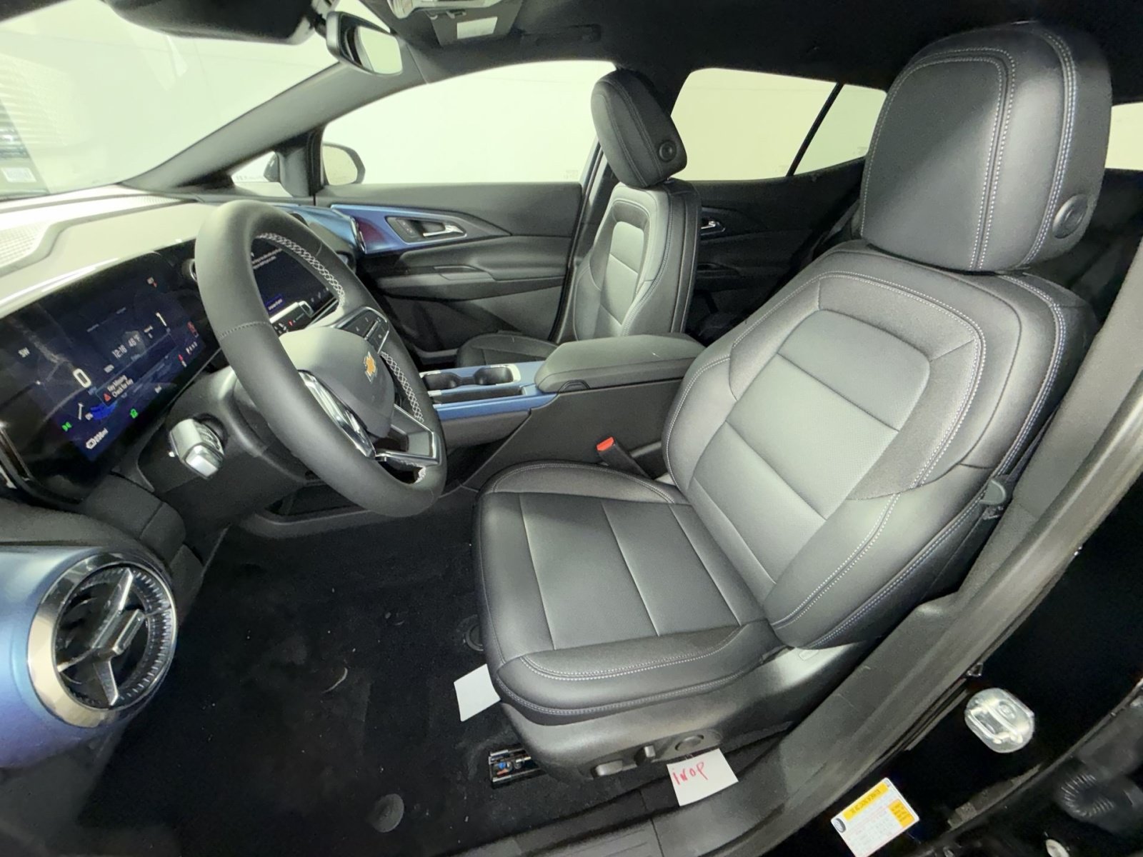 New 2026 Chevrolet Equinox EV LT AWD/4WD image 13