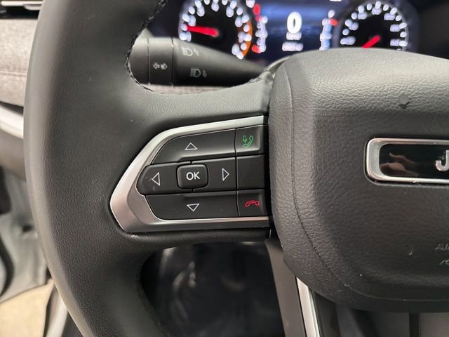 Used 2023 Jeep Compass Latitude image 30