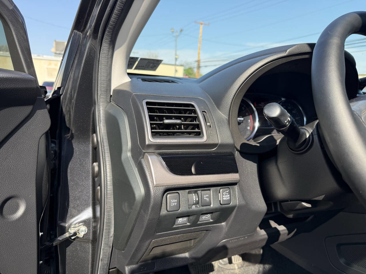Used 2017 Subaru Forester 2.5i Touring AWD/4WD image 11