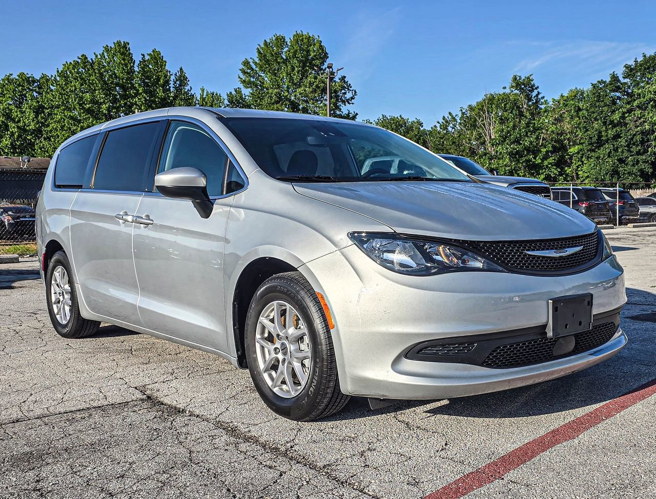 Used 2023 Chrysler Voyager LX FWD image 1