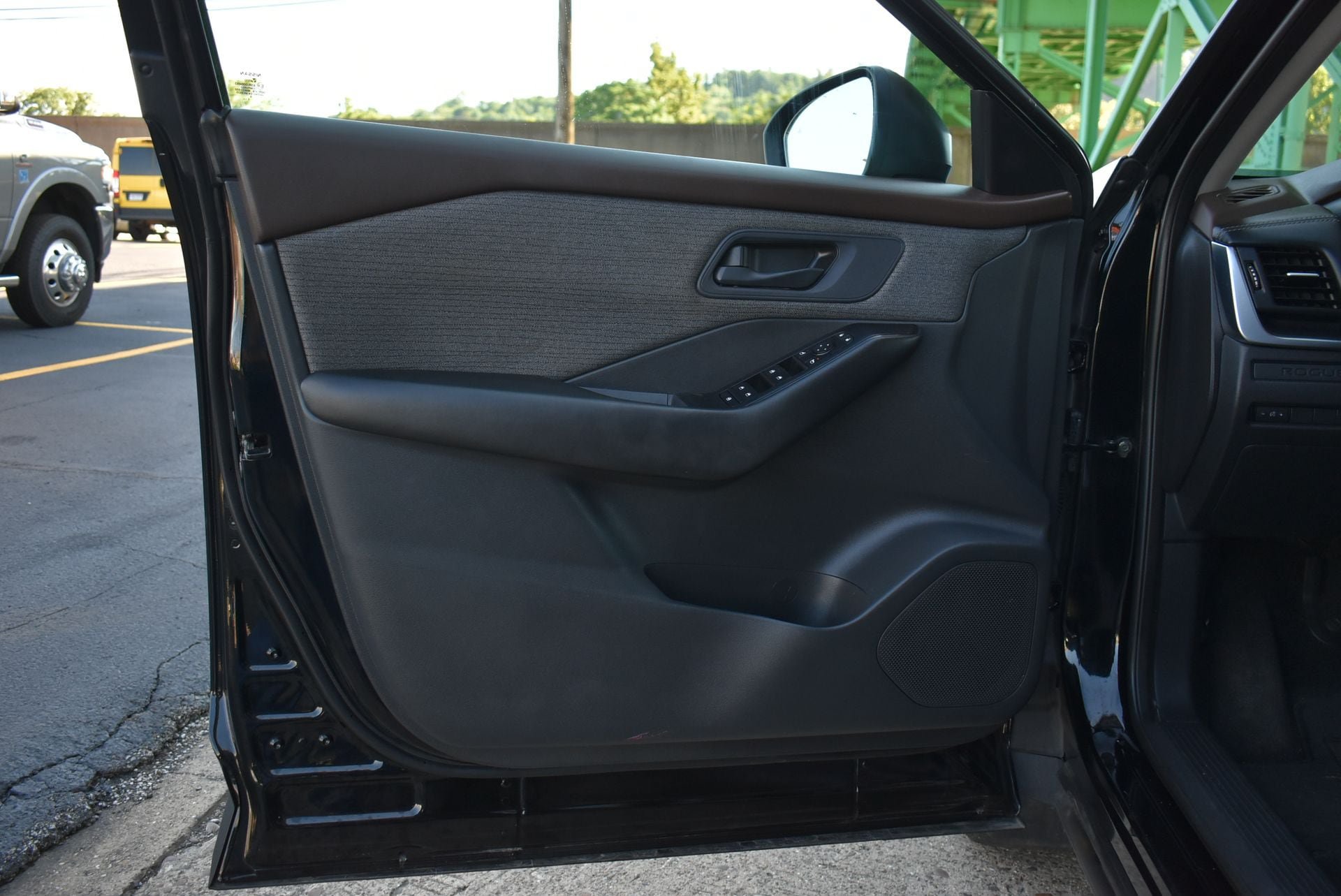 Used 2023 Nissan Rogue S AWD/4WD image 12