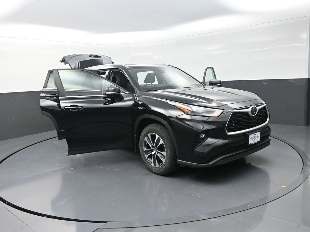 Used 2024 Toyota Highlander XLE AWD/4WD image 32
