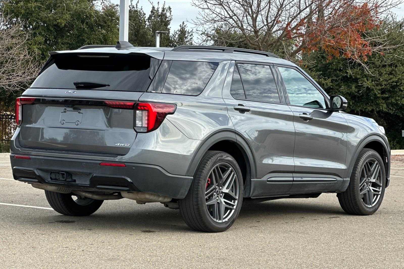 Used 2025 Ford Explorer ST-Line w/ ST-Line Street Pack image 4