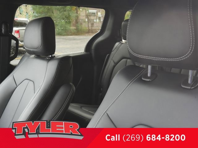 New 2026 Chrysler Pacifica Select AWD/4WD image 36
