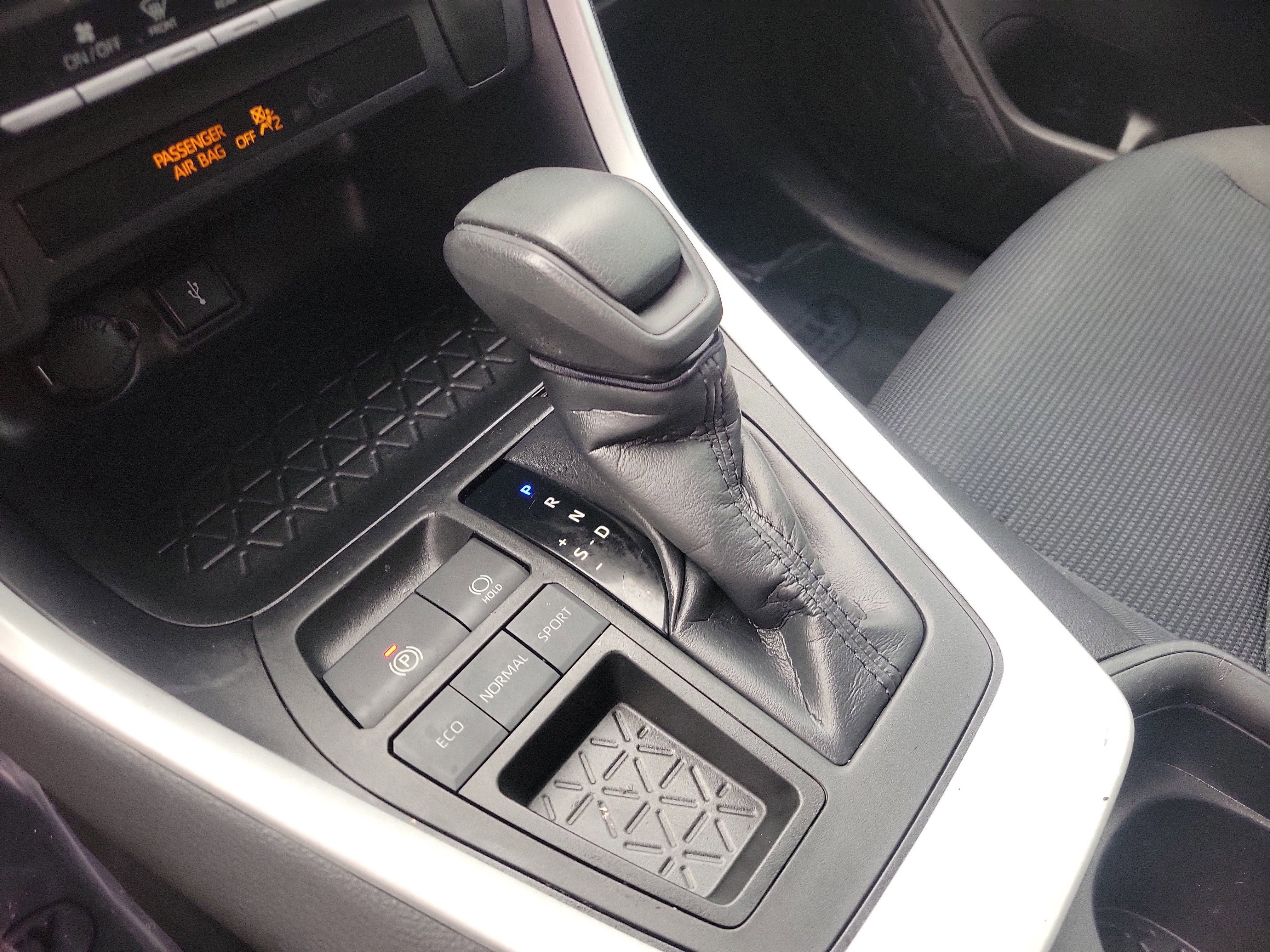 Used 2020 Toyota RAV4 LE image 23