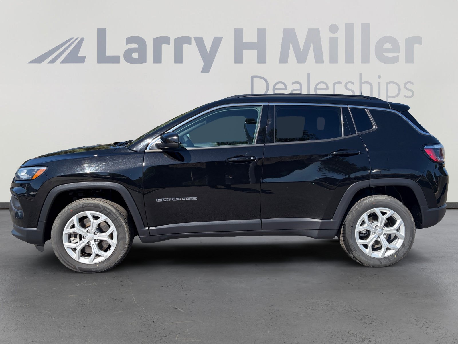 Used 2024 Jeep Compass Latitude AWD/4WD image 2