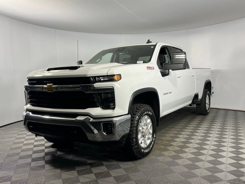 Used 2024 Chevrolet Silverado 3500 LT image 3