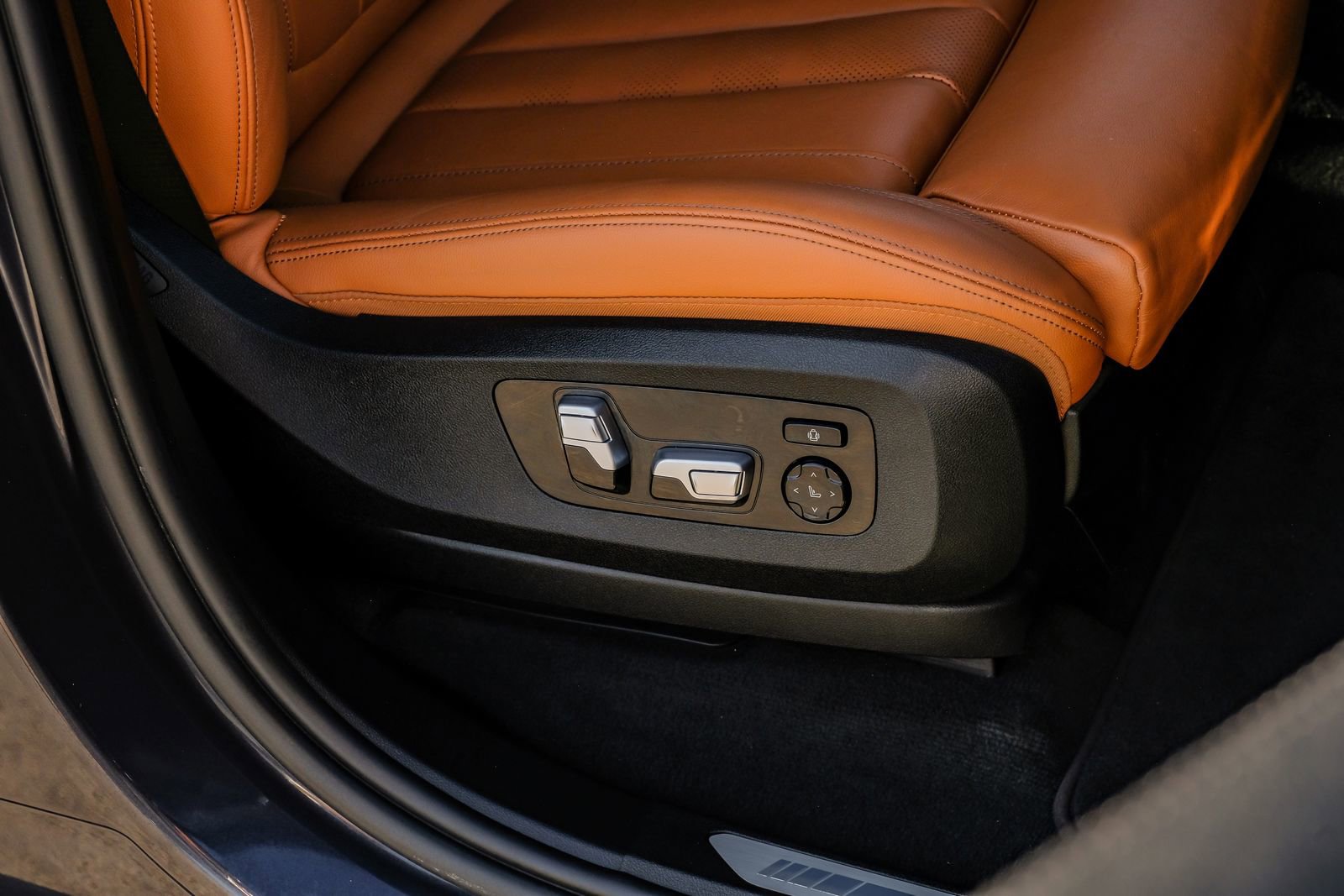 Used 2021 BMW X7 M50i w/ Executive Package image 38