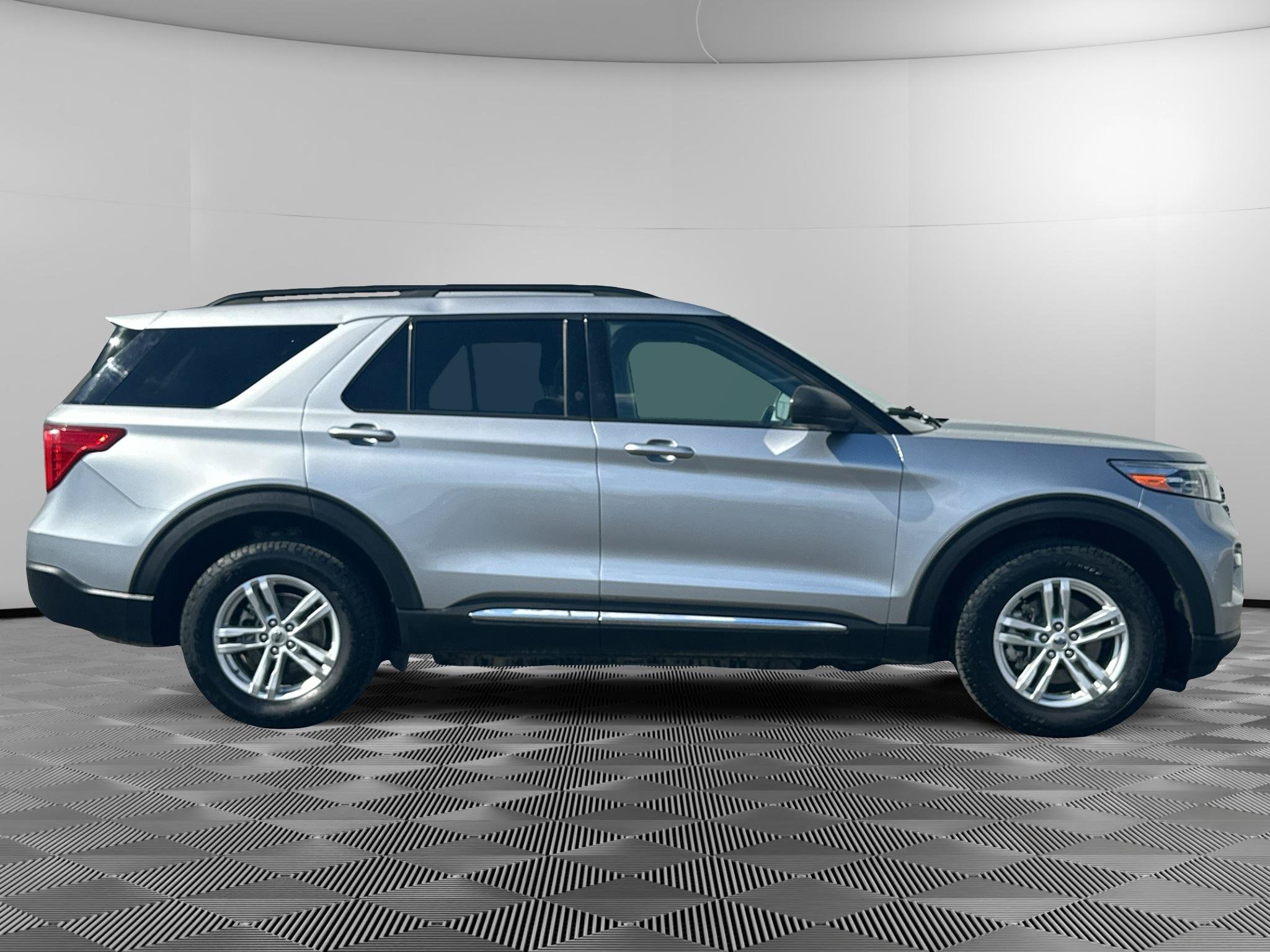 Used 2021 Ford Explorer XLT w/ Equipment Group 202A AWD/4WD image 2