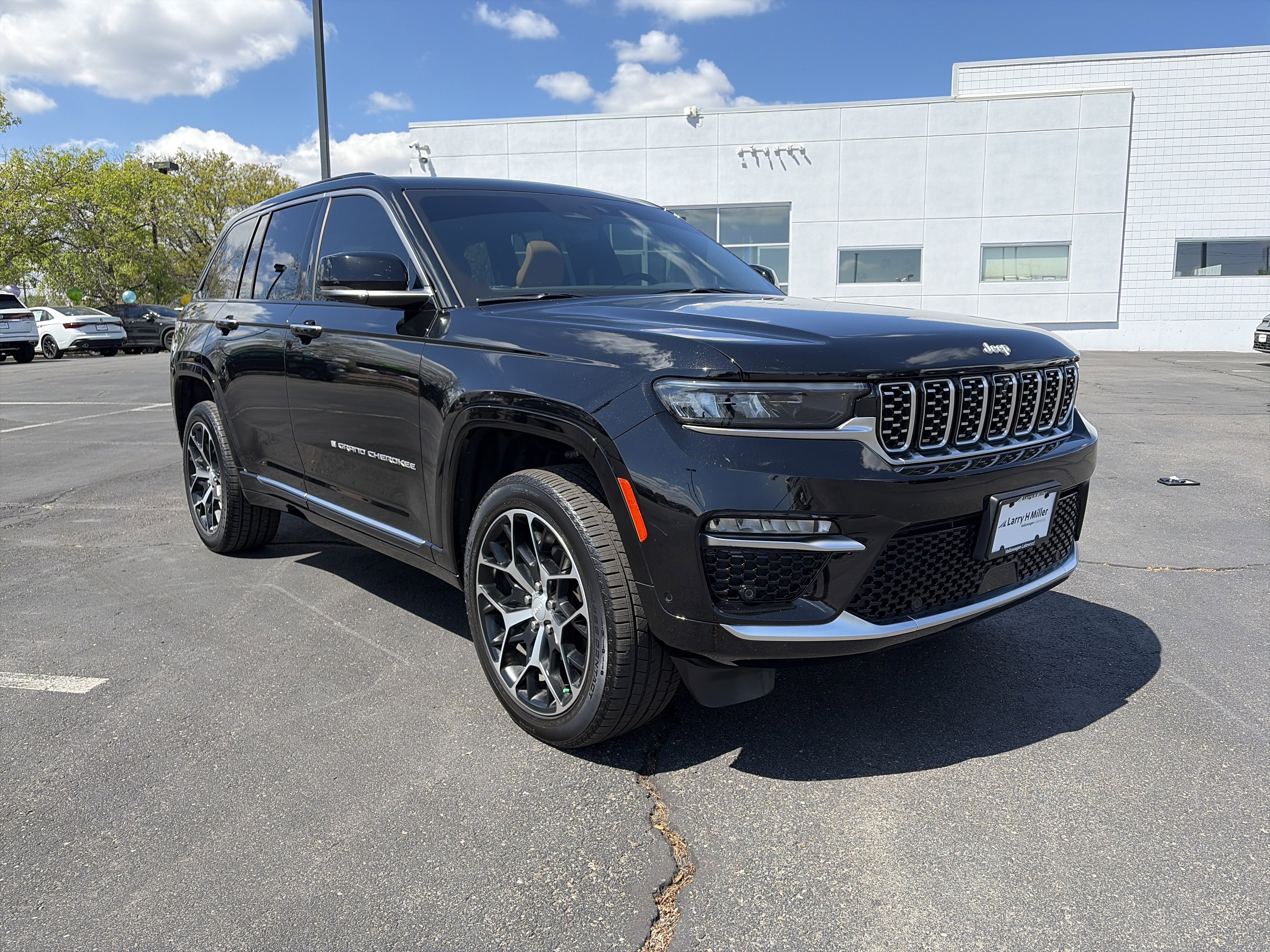 Used 2025 Jeep Grand Cherokee Summit AWD/4WD image 3