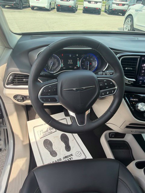 Used 2023 Chrysler Pacifica Touring-L FWD image 18