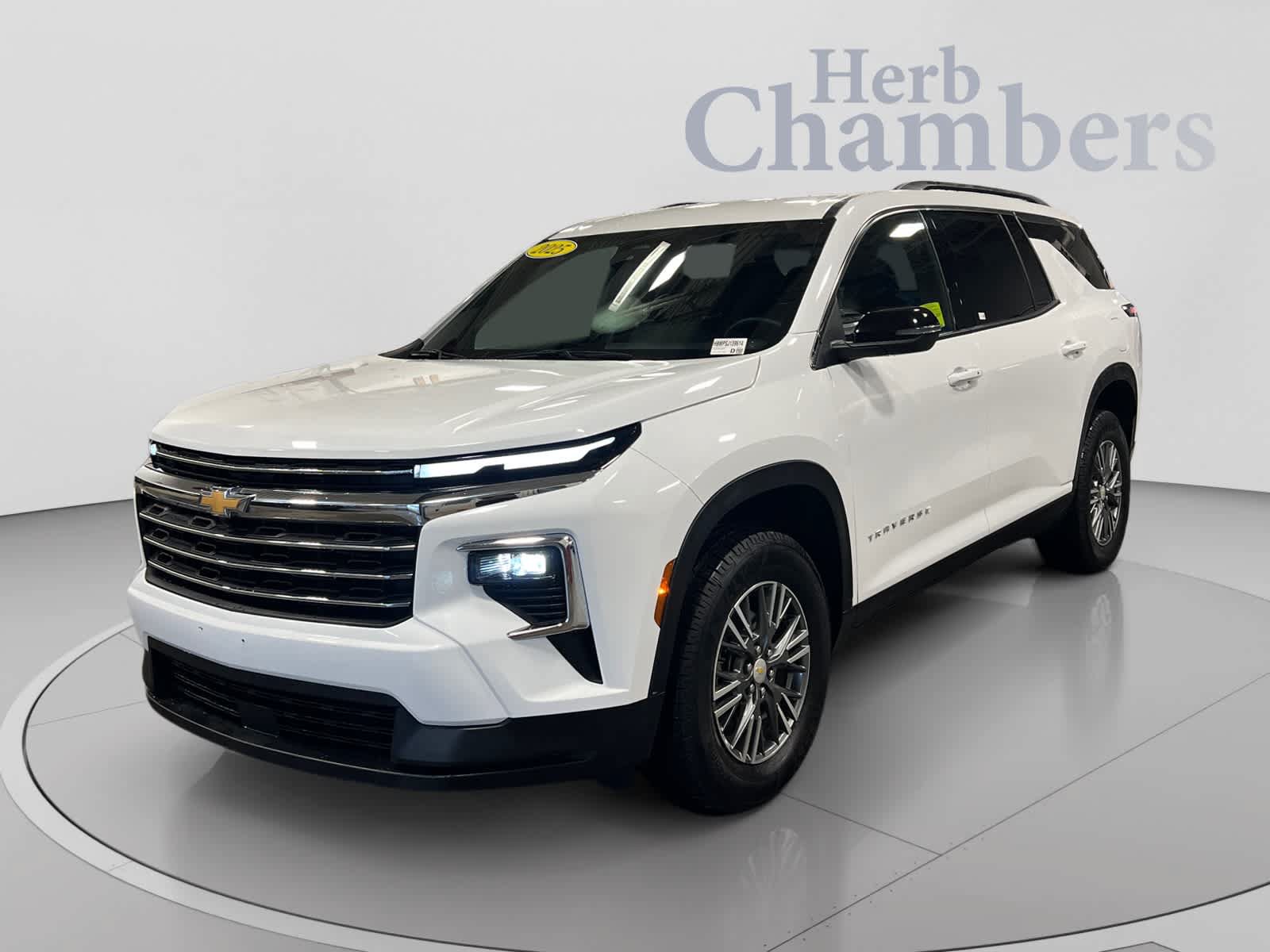 Used 2025 Chevrolet Traverse LT AWD/4WD image 4