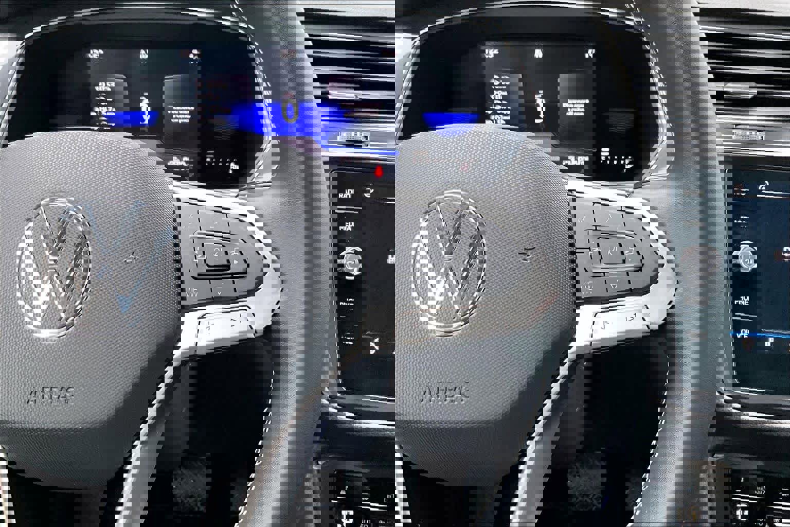 Certified 2022 Volkswagen Tiguan SE image 24