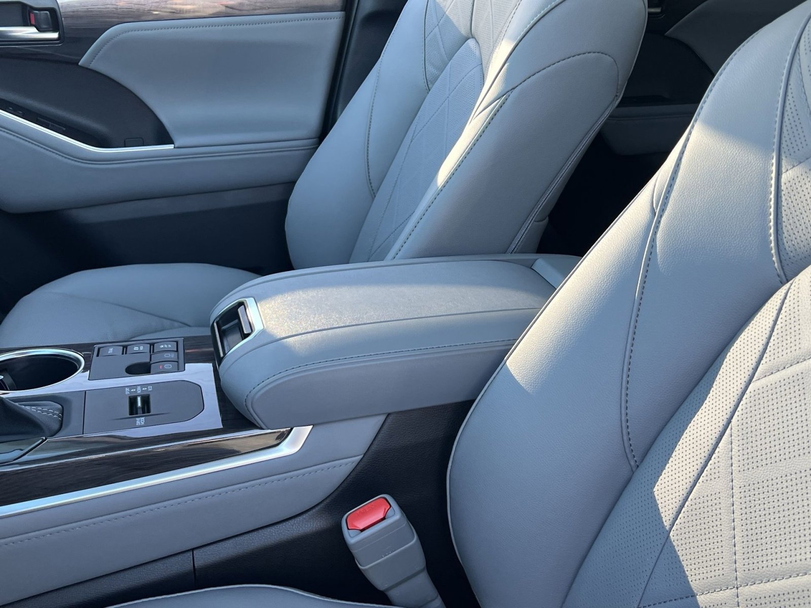 New 2026 Toyota Highlander Platinum image 18