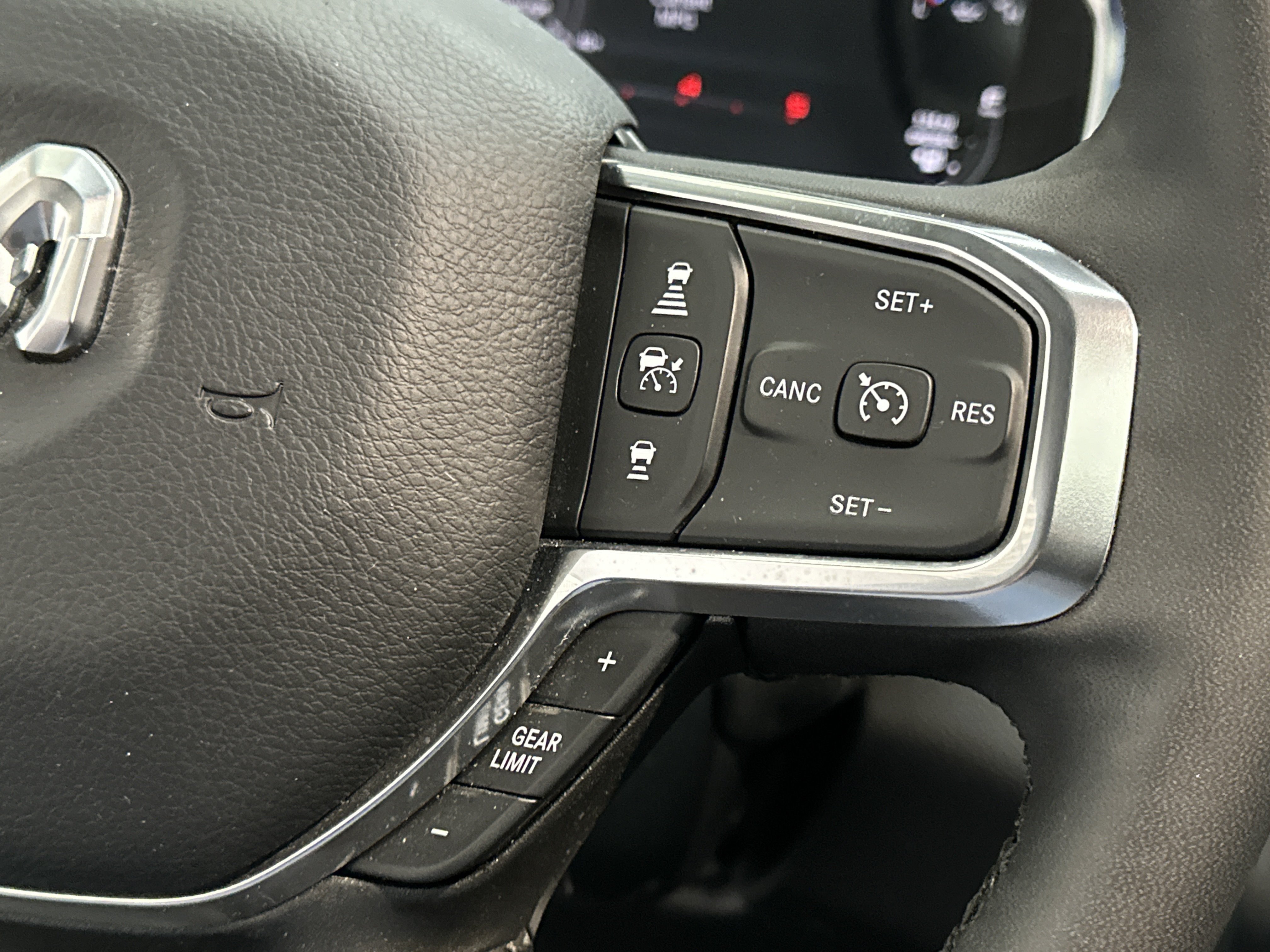 Used 2025 RAM 2500 Laramie AWD/4WD image 32