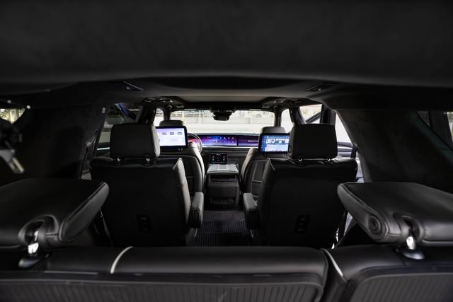 Used 2026 Cadillac Escalade Platinum Sport w/ LPO, ONYX Package AWD/4WD image 19