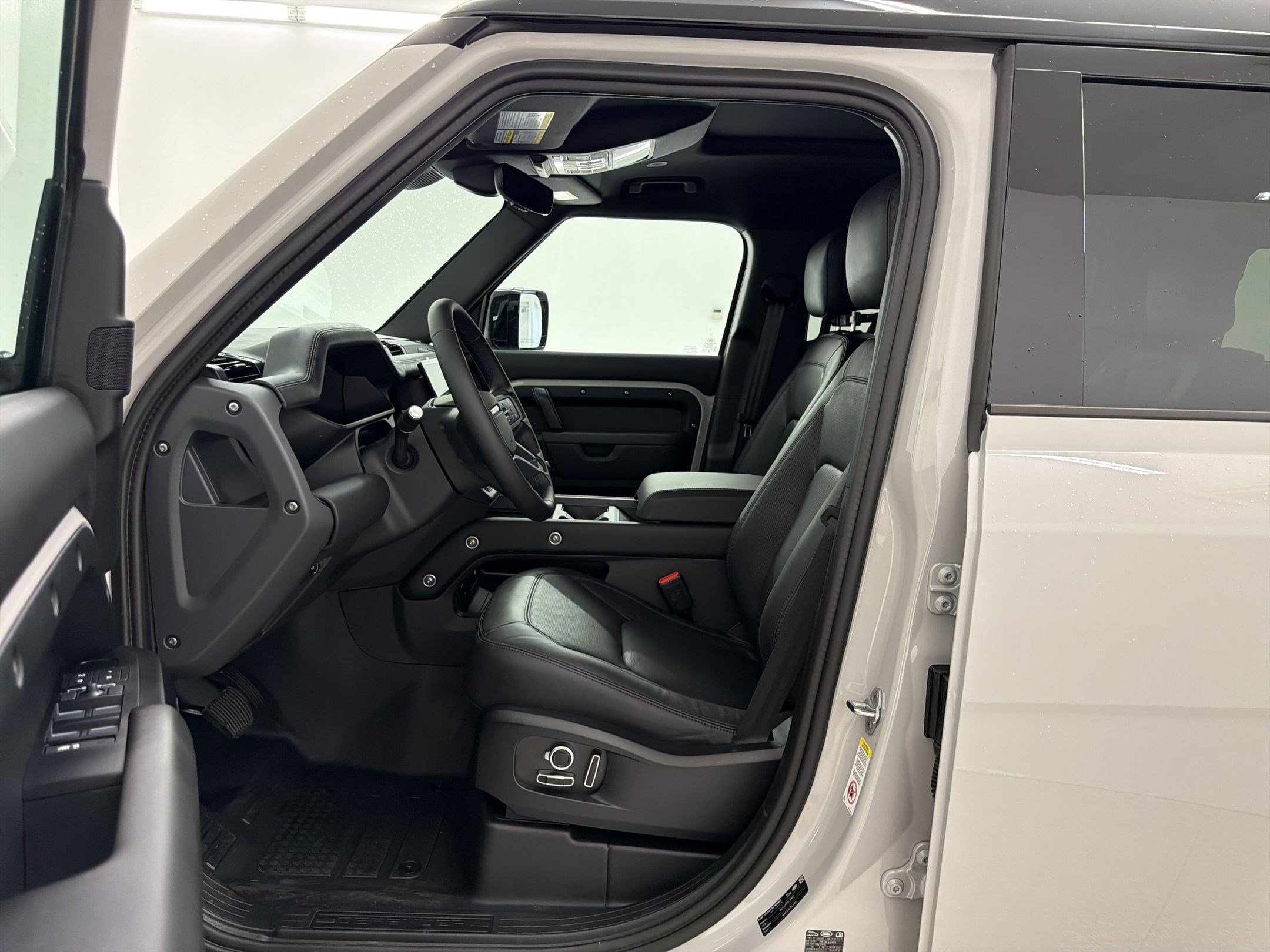 New 2026 Land Rover Defender 130 X-Dynamic SE AWD/4WD image 5