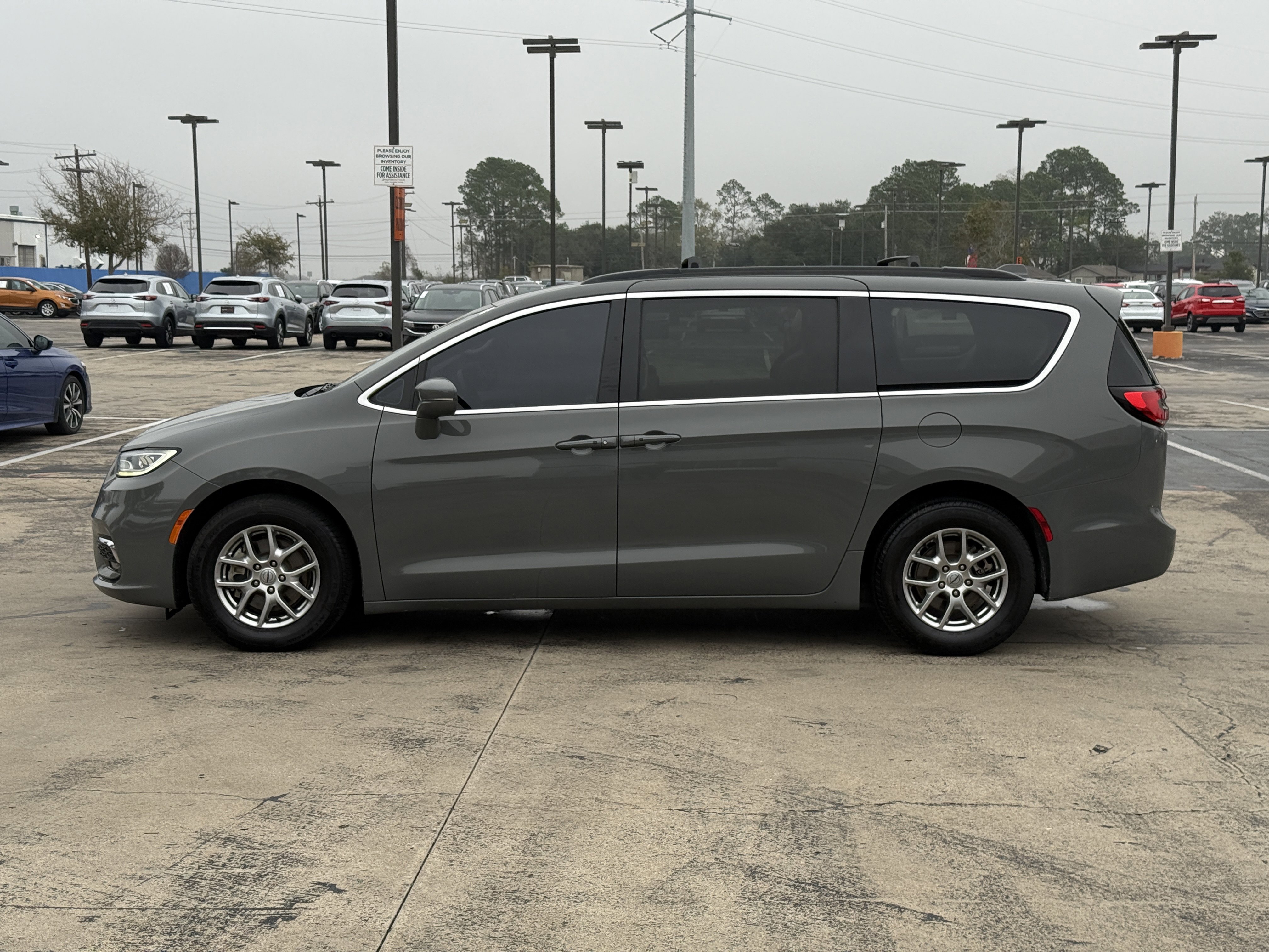 Used 2021 Chrysler Pacifica Touring image 11