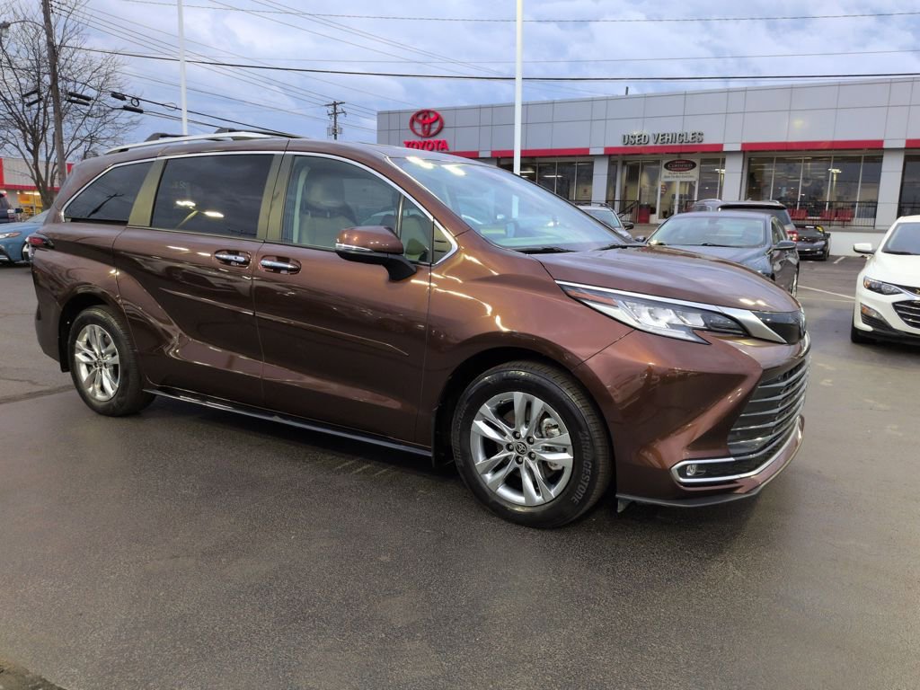 Certified 2024 Toyota Sienna Limited FWD image 7