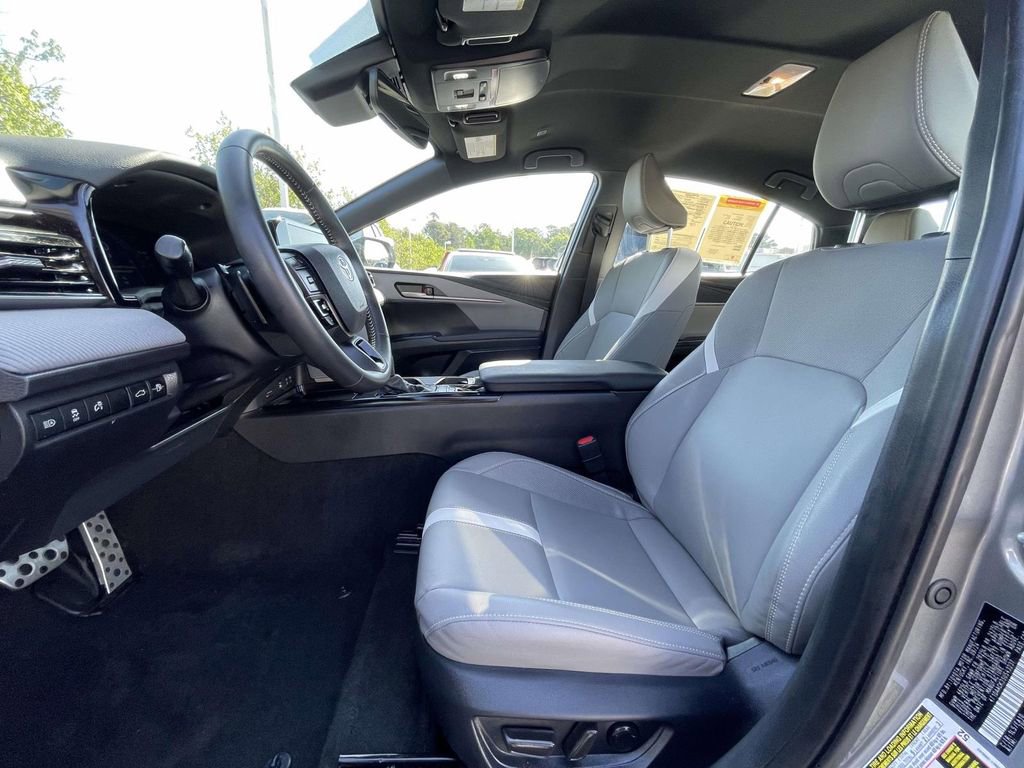 Used 2025 Toyota Camry SE w/ Convenience Package FWD image 22