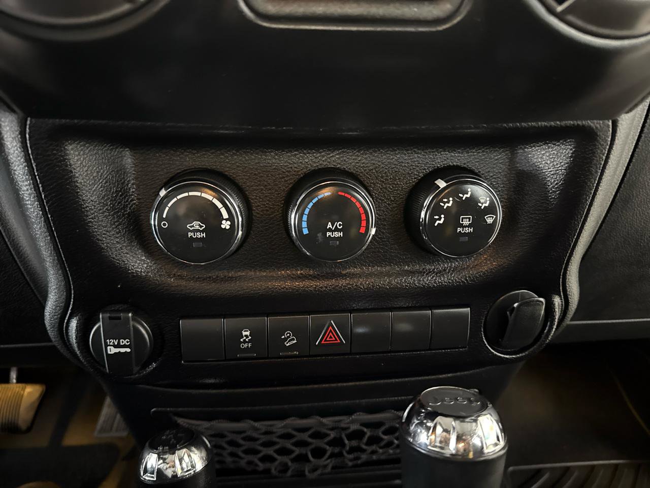 Used 2018 Jeep Wrangler Unlimited Sport w/ Connectivity Group image 16