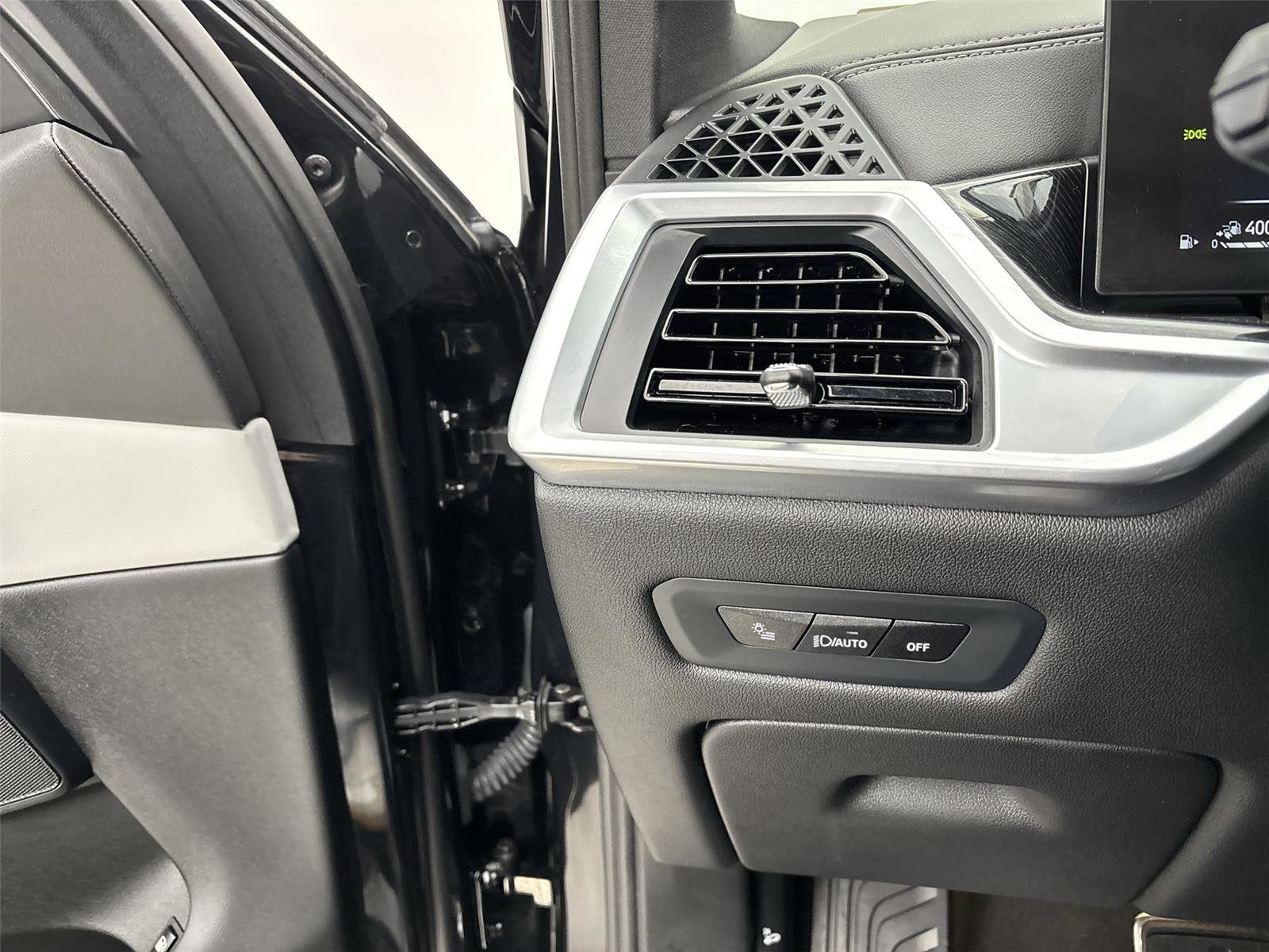 Used 2025 BMW X5 xDrive50e w/ M Sport Package image 31