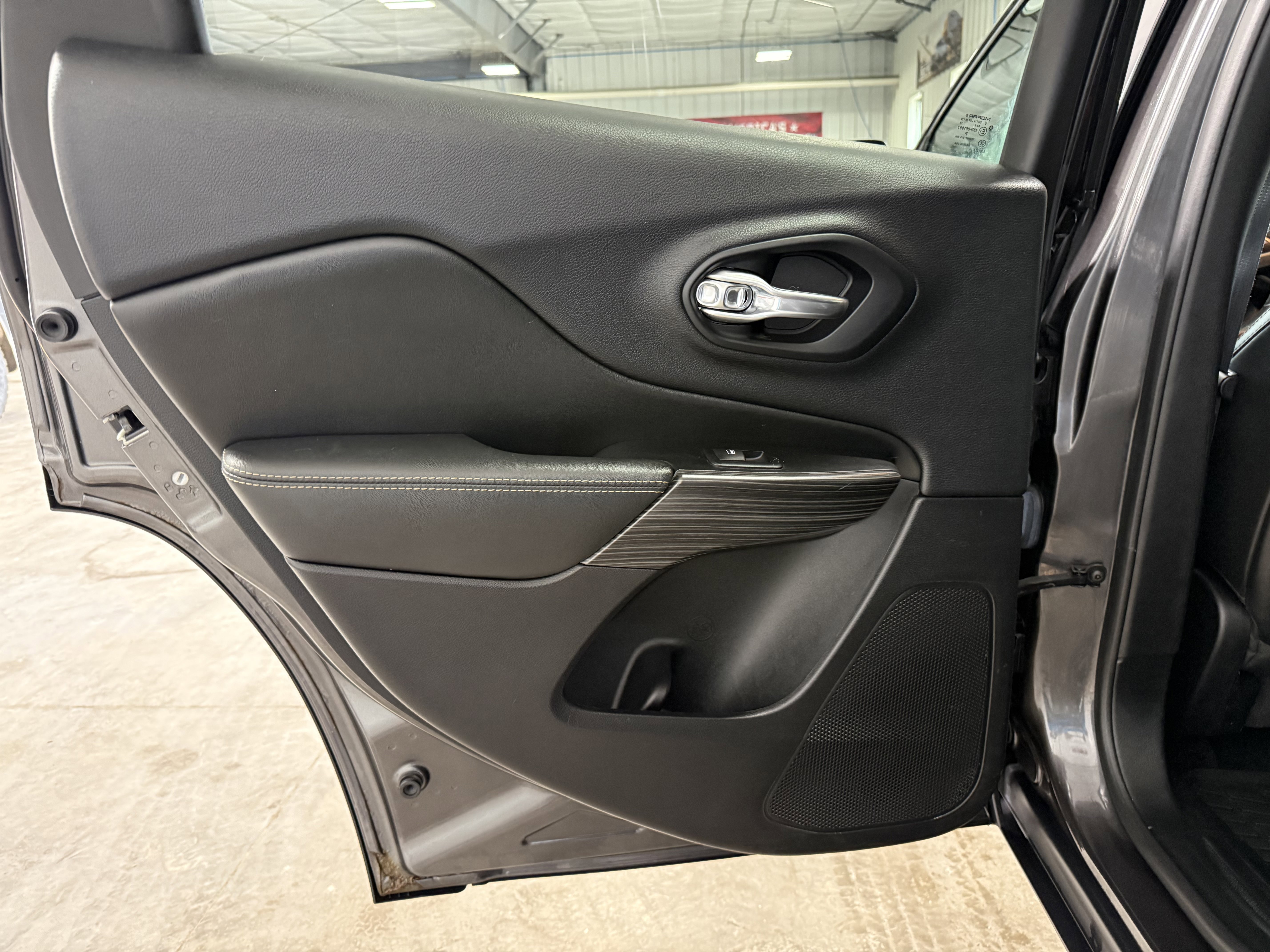 Used 2017 Jeep Cherokee Limited FWD image 18