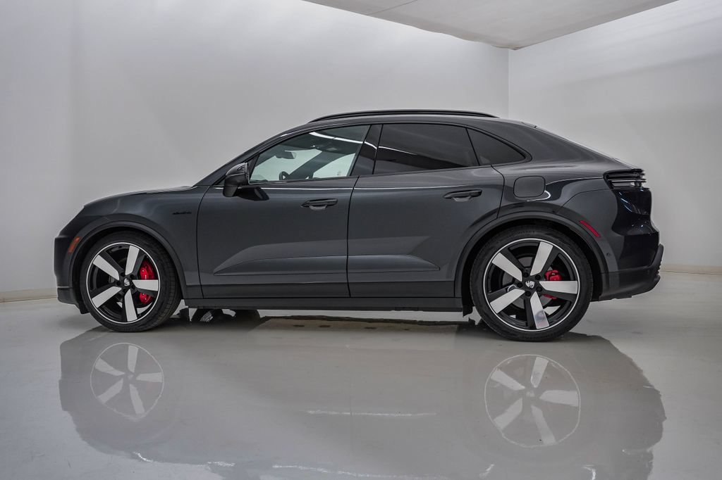 Certified 2025 Porsche Macan 4S Electric AWD/4WD image 2