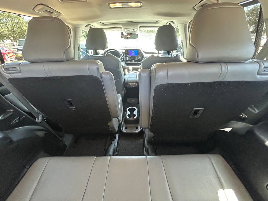 Used 2023 Toyota Highlander XLE FWD image 16