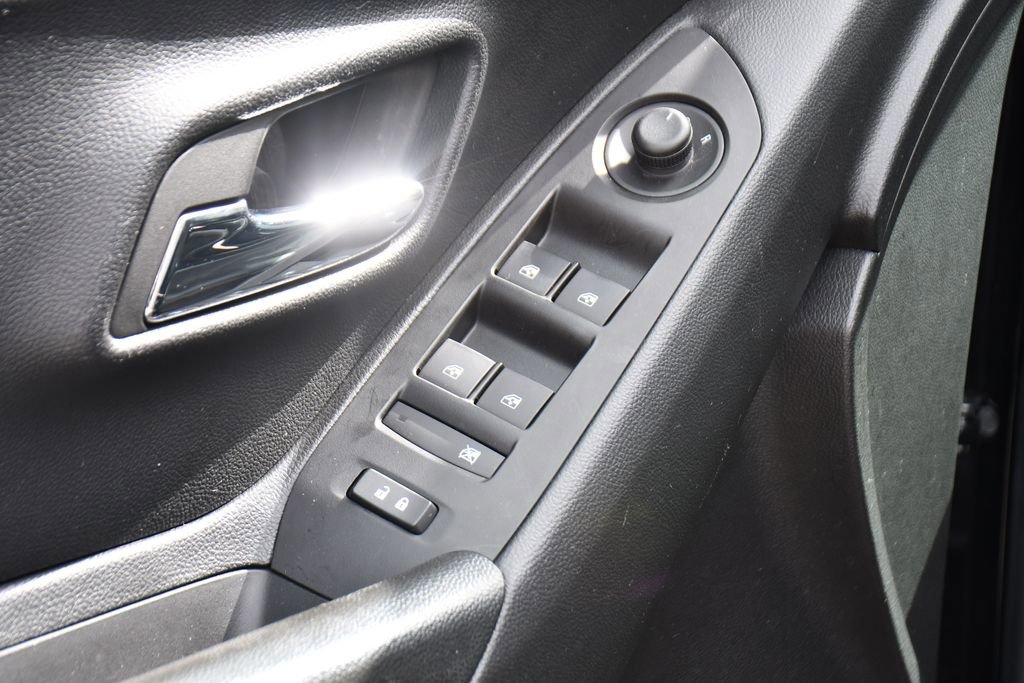 Used 2022 Chevrolet Trax LT w/ LT Convenience Package AWD/4WD image 23