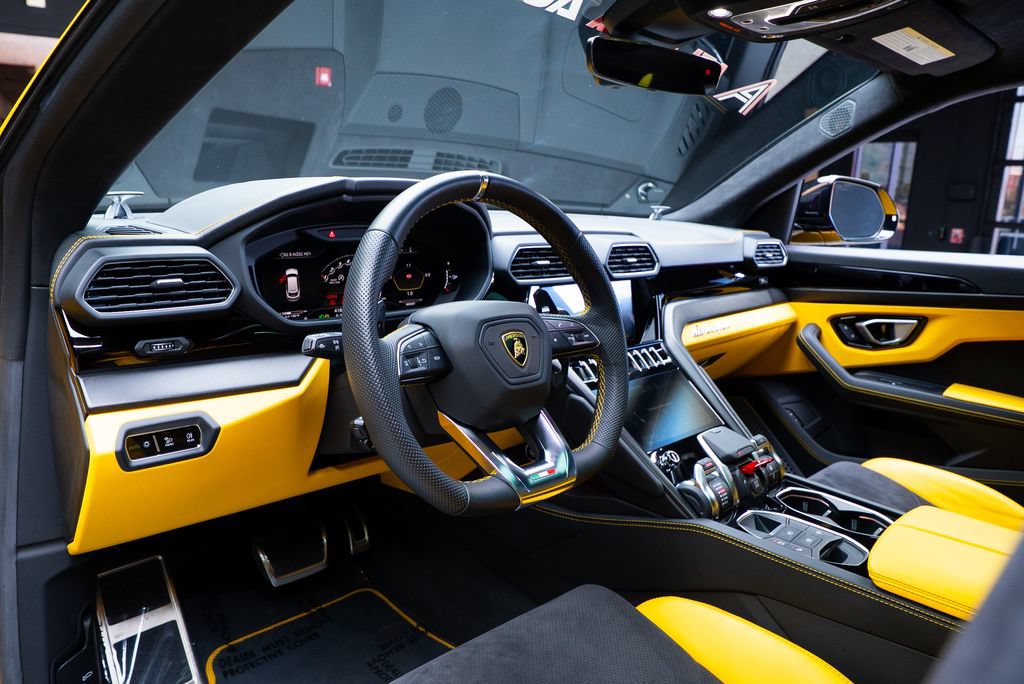 Used 2022 Lamborghini Urus AWD/4WD image 42