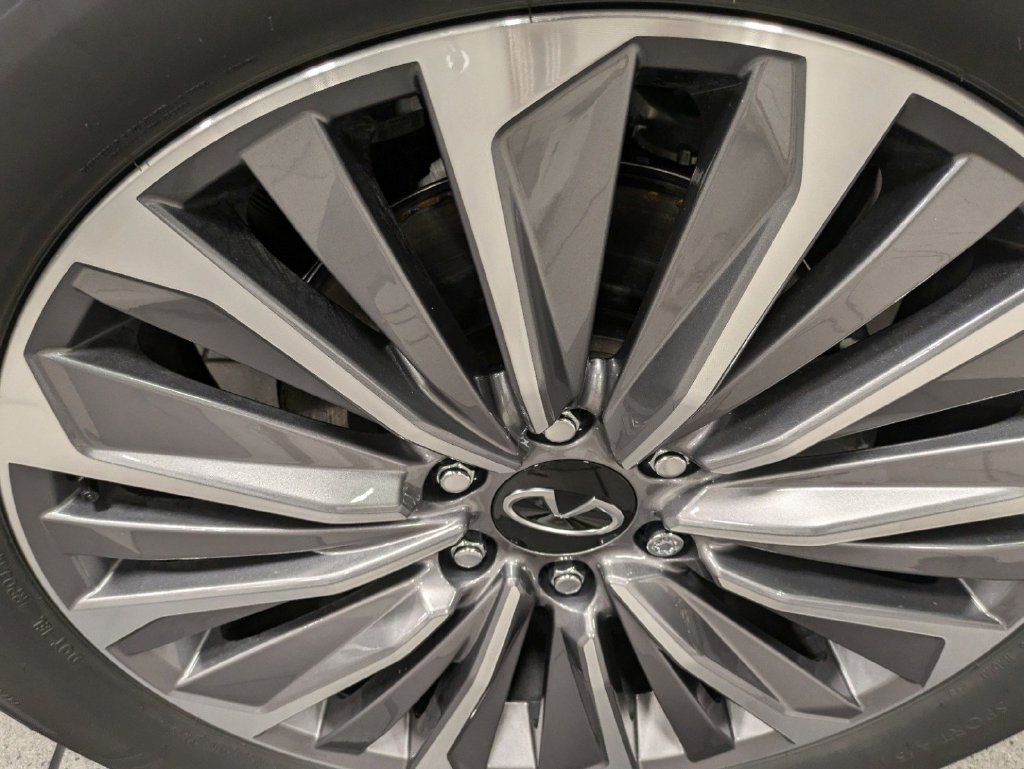Used 2025 INFINITI QX80 Sensory AWD/4WD image 33