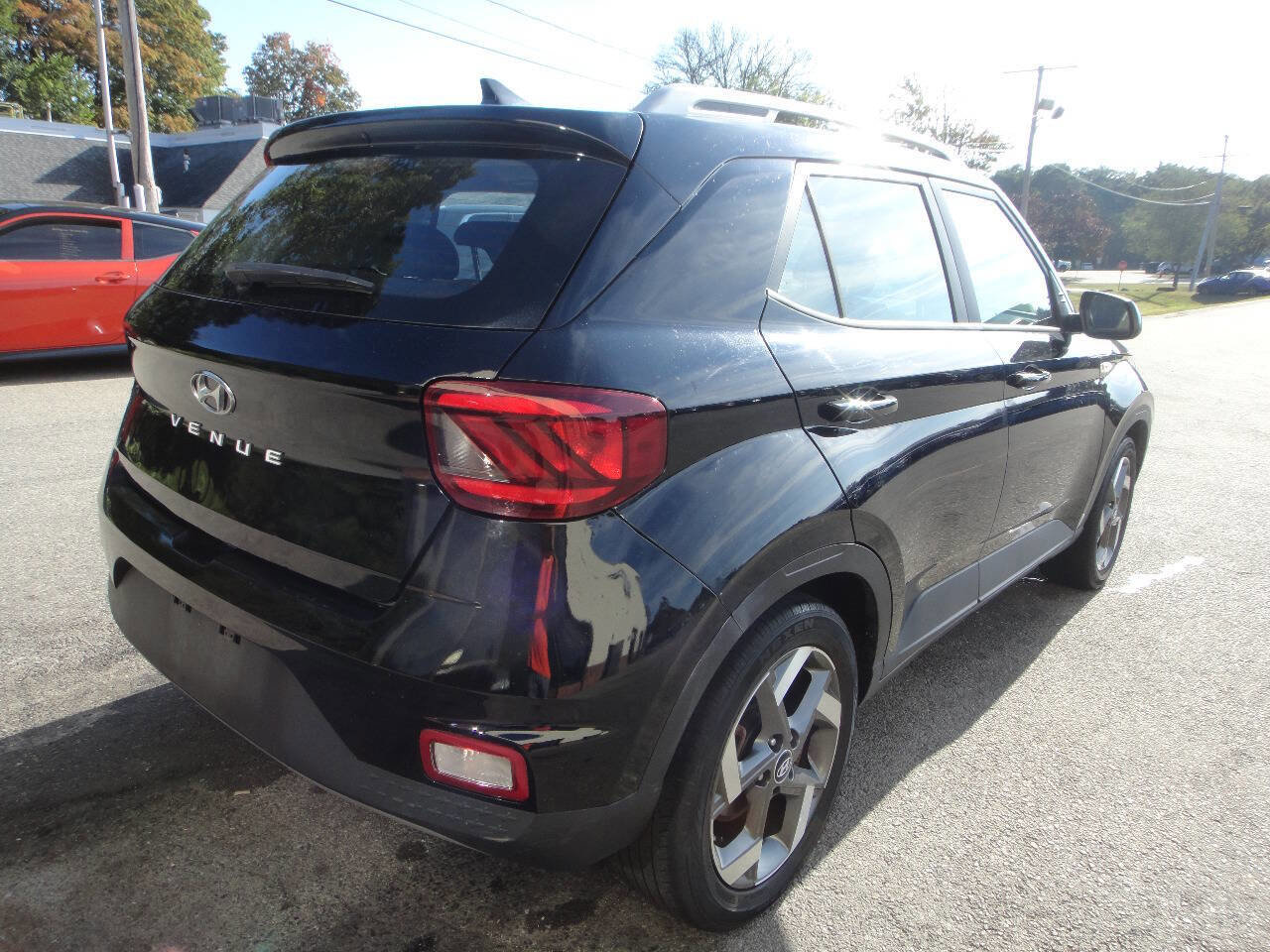 Used 2021 Hyundai Venue SEL w/ Premium Package image 4
