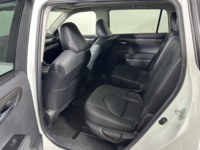 Used 2023 Toyota Highlander Platinum image 17